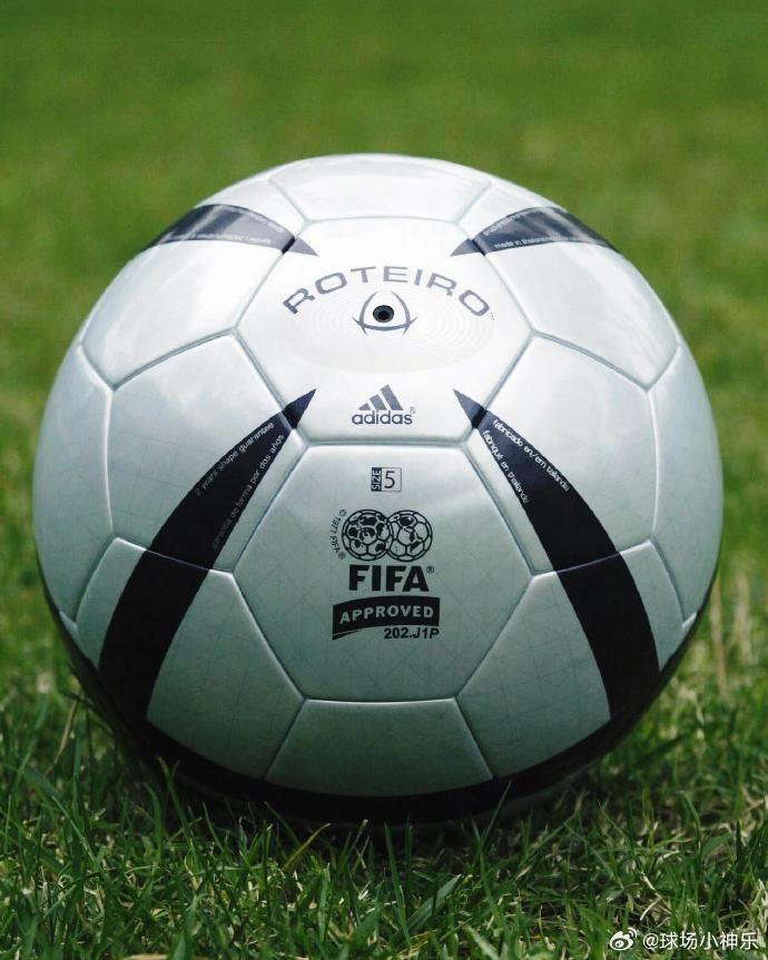 资深球迷观赛追踪场景